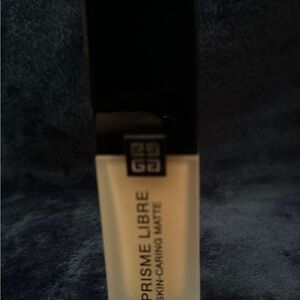 Givenchy Prisme Libre Matte Foundation - Cream